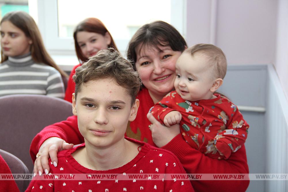 Побывали на новогоднем празднике для детей в территориальном центре социального обслуживания населения г. Пинска