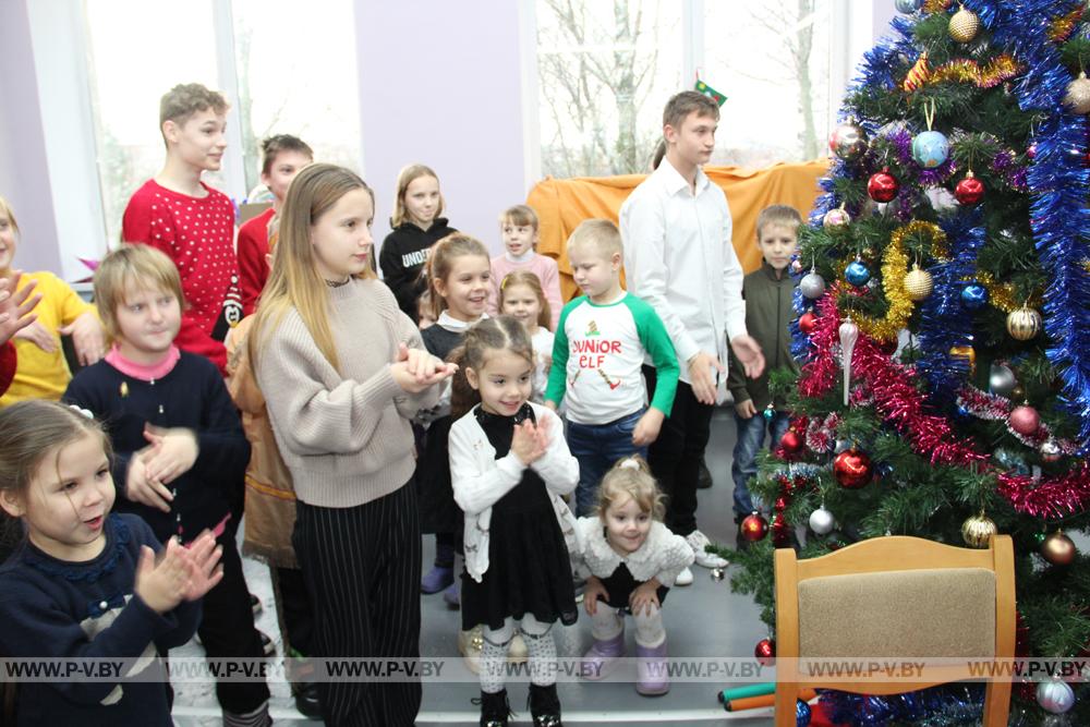 Побывали на новогоднем празднике для детей в территориальном центре социального обслуживания населения г. Пинска