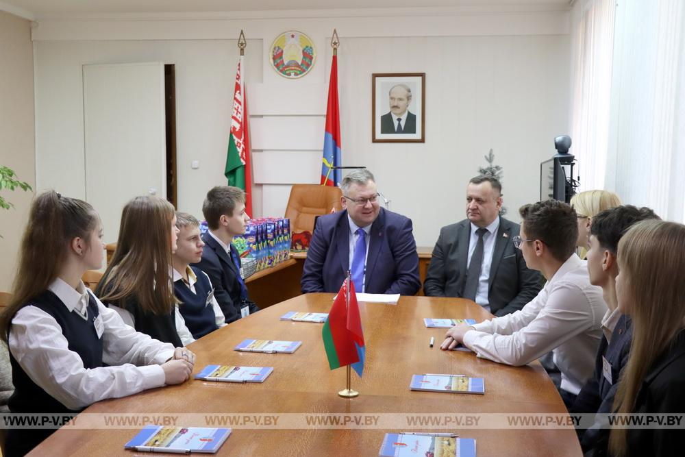 Юных парламентариев приобщили к миру взрослых забот и порадовали подарками Юных парламентариев приобщили к миру взрослых забот и порадовали подарками