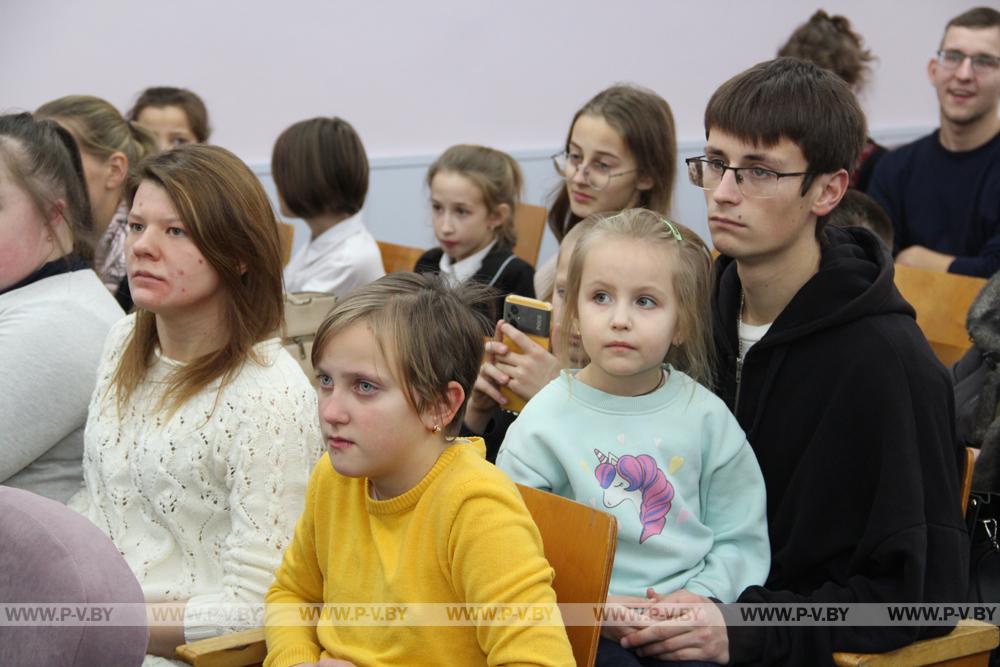 Побывали на новогоднем празднике для детей в территориальном центре социального обслуживания населения г. Пинска
