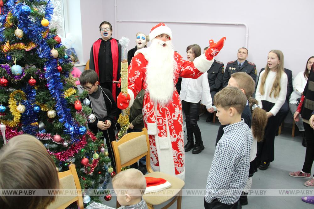Побывали на новогоднем празднике для детей в территориальном центре социального обслуживания населения г. Пинска