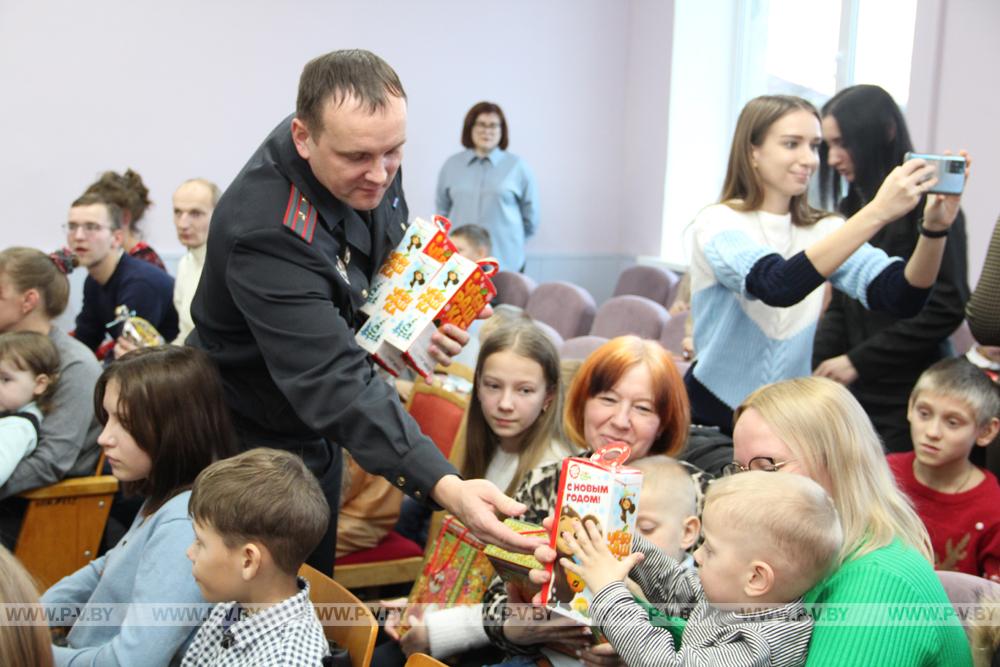Побывали на новогоднем празднике для детей в территориальном центре социального обслуживания населения г. Пинска