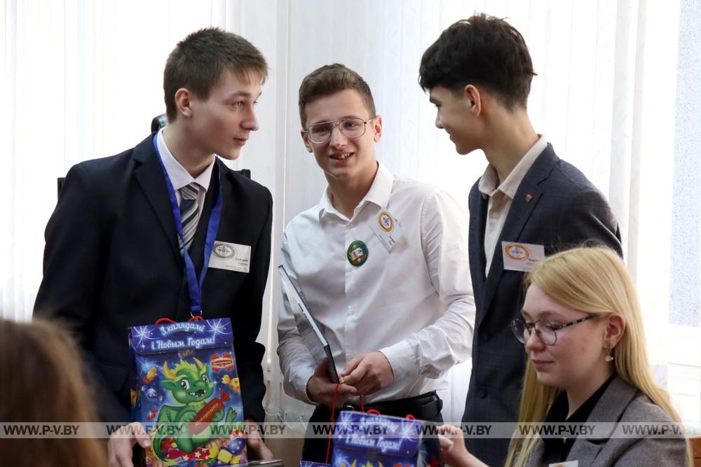 Юных парламентариев приобщили к миру взрослых забот и порадовали подарками
