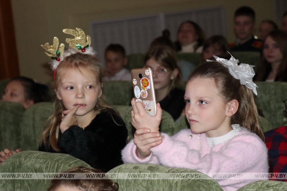 Районный новогодний праздник «Вместе чудо сотворим!» прошел в Парохонске
