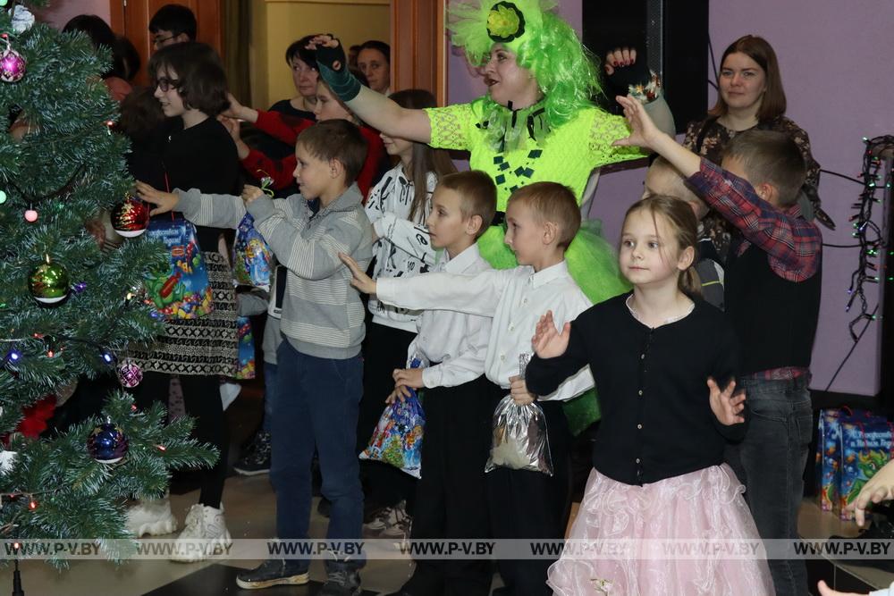 Районный новогодний праздник «Вместе чудо сотворим!» прошел в Парохонске