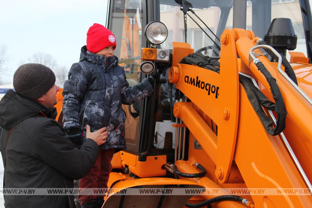 Побывали на торжественном собрании по случаю 30-летия ЗАО «Амкодор-Пинск»