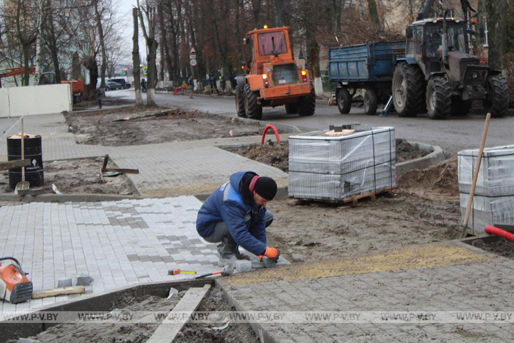 Заглянули на улицу Шубитидзе в Пинске, где завершается строительство новой автостоянки