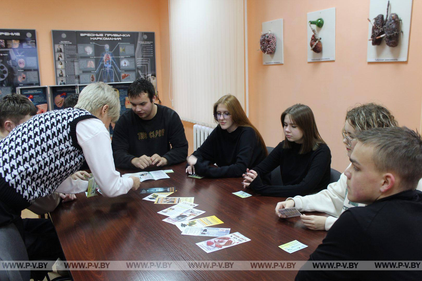 Вместе с первокурсниками ПолесГУ посетили Антинаркотическую площадку, открывшуюся в Пинском зональном центре гигиены и эпидемиологии