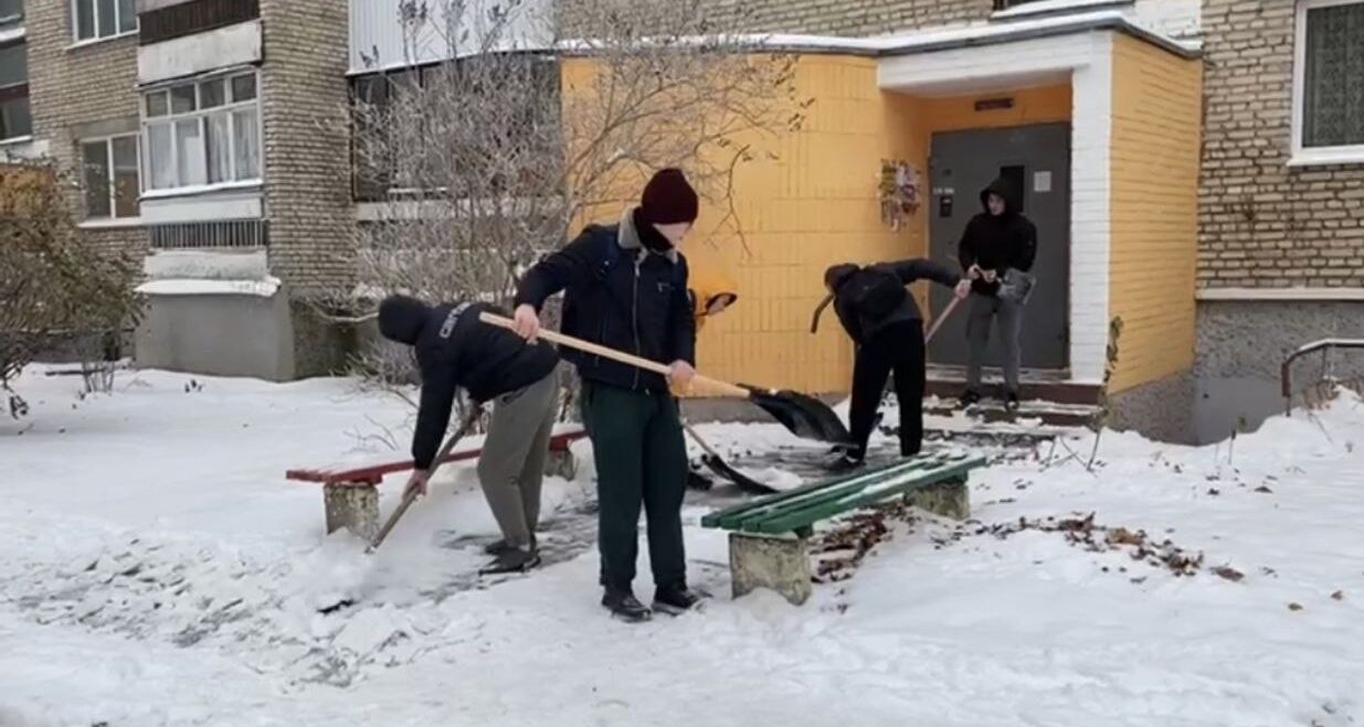 Пинский государственный аграрный технологический колледж присоединился к республиканской акции «Уберём снег вместе»