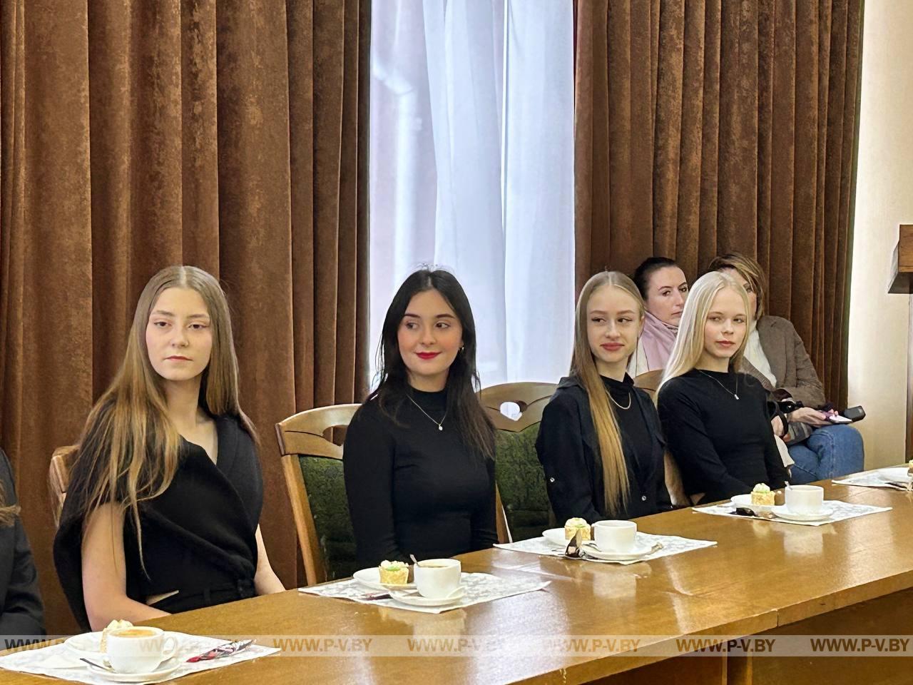 Председатель горисполкома встретился с участницами конкурса красоты «Прыгажуня Палесся»