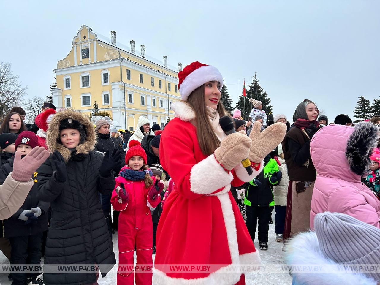 Новогоднее настроение царит в городе над Пиной Новогоднее настроение царит в городе над Пиной