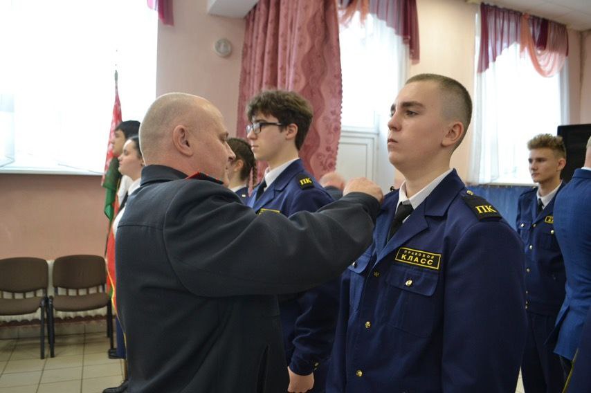 В средней школе № 12 г. Пинска состоялась торжественная церемония вручения погонов учащимся группы правовой направленности 10 «Б» класса