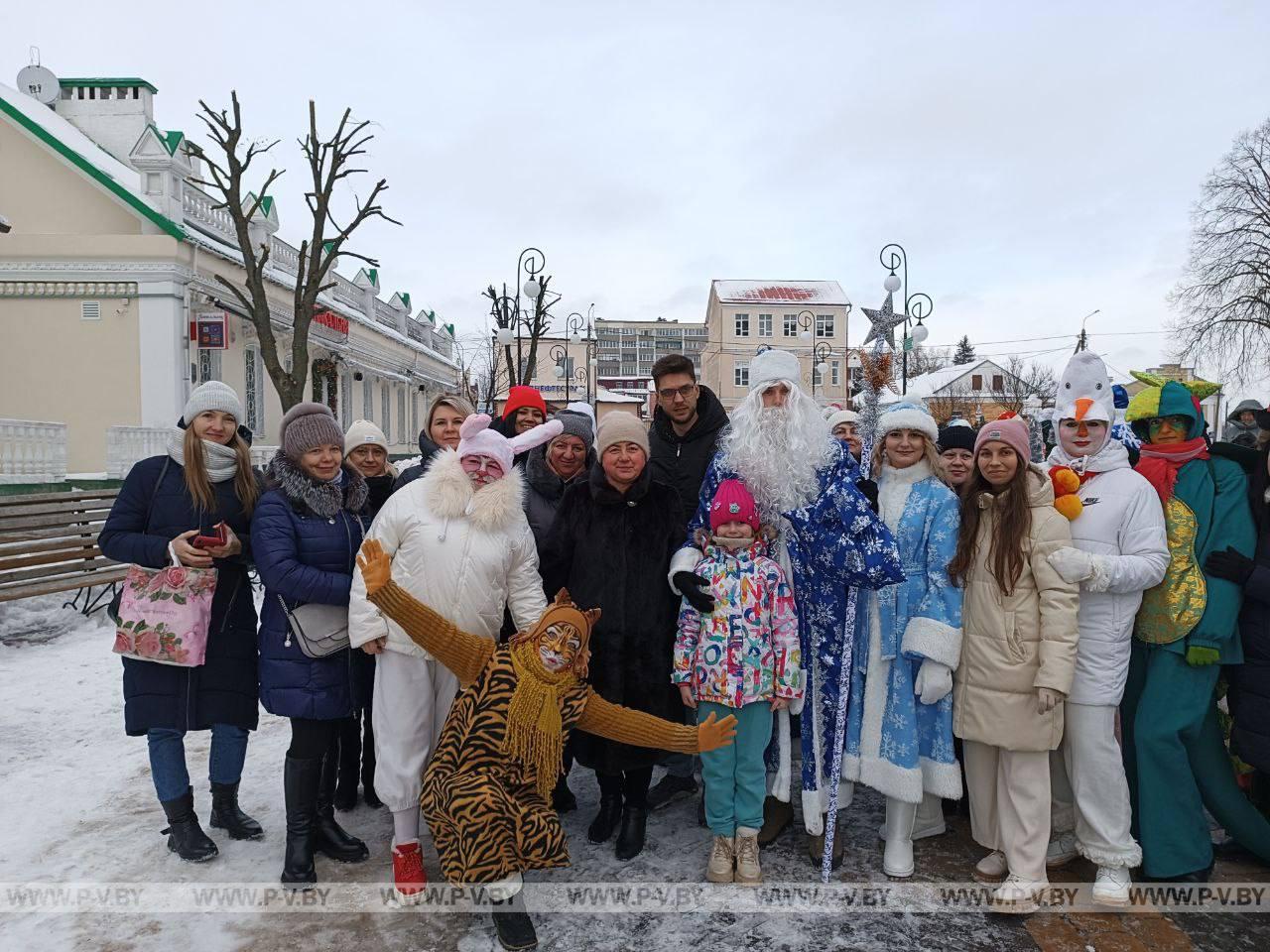 Шествие финалистов VII городского фестиваля-конкурса "Супер Дед Мороз и Супер Снегурочка"