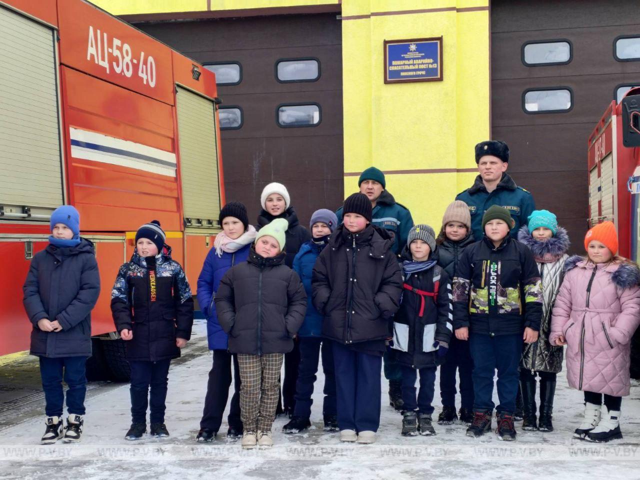 В День спасателя - 19 января - учащиеся 2 и 4 классов ГУО "Жидченская средняя школа" Пинского района посетили пожарный аварийно-спасательный пост № 13.