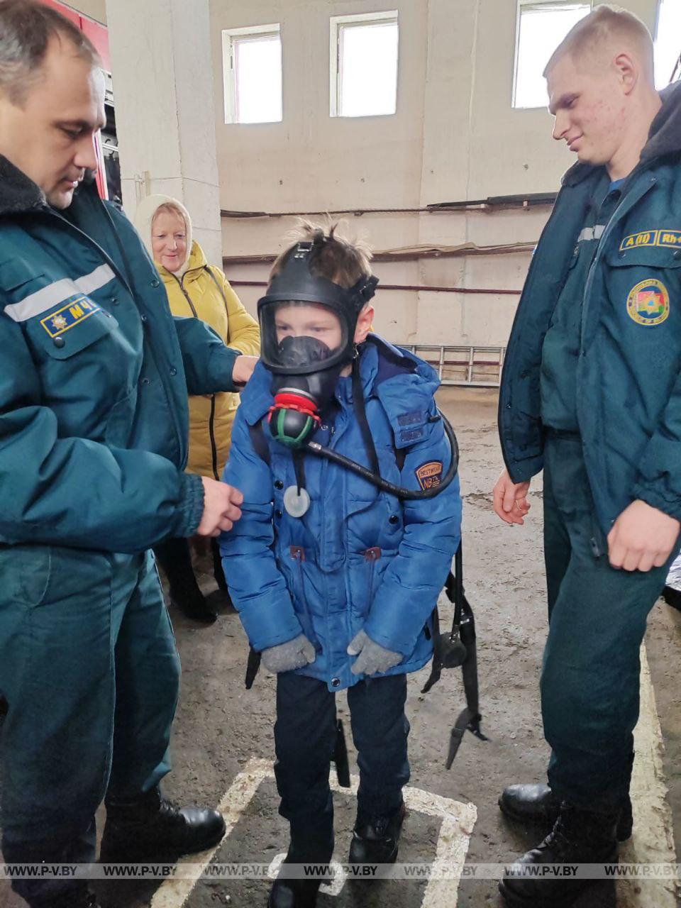 В День спасателя - 19 января - учащиеся 2 и 4 классов ГУО "Жидченская средняя школа" Пинского района посетили пожарный аварийно-спасательный пост № 13.