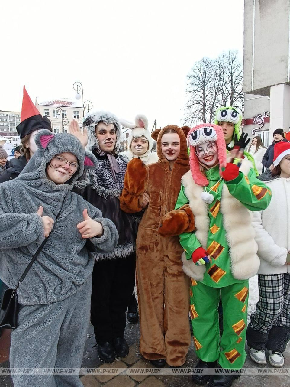 Шествие финалистов VII городского фестиваля-конкурса "Супер Дед Мороз и Супер Снегурочка"