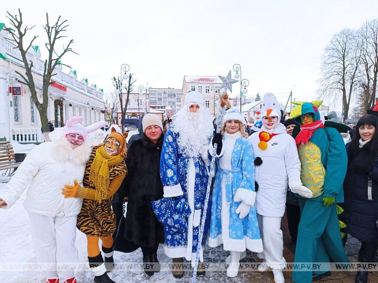 Шествие финалистов VII городского фестиваля-конкурса "Супер Дед Мороз и Супер Снегурочка"