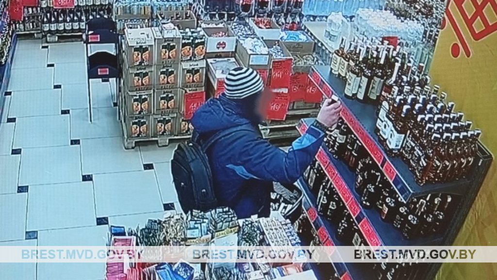 "Загрузил" в рюкзак дорогого алкоголя на 400 рублей - и вышел незаметно из магазина