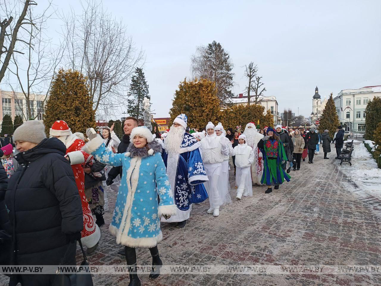 Шествие финалистов VII городского фестиваля-конкурса "Супер Дед Мороз и Супер Снегурочка"