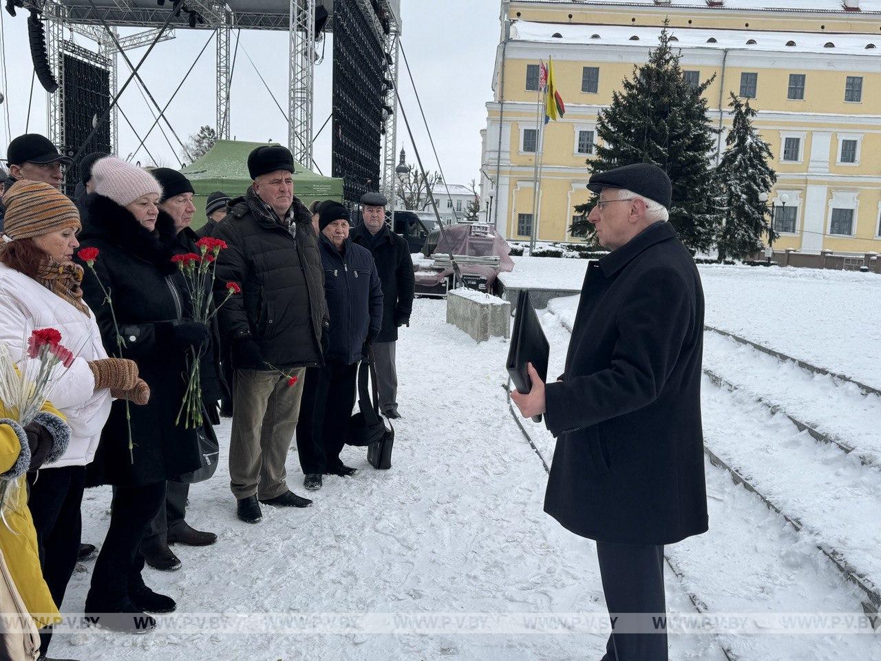 Пинские коммунисты почтили память Владимира Ленина и павших за установление Советской власти на Пинщине земляков Пинские коммунисты почтили память Владимира Ленина и павших за установление Советской власти на Пинщине земляков