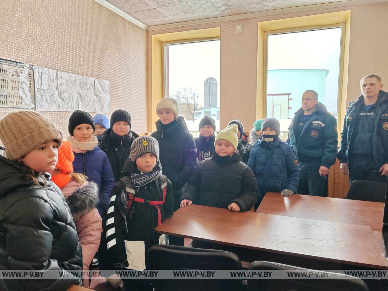 В День спасателя - 19 января - учащиеся 2 и 4 классов ГУО "Жидченская средняя школа" Пинского района посетили пожарный аварийно-спасательный пост № 13.