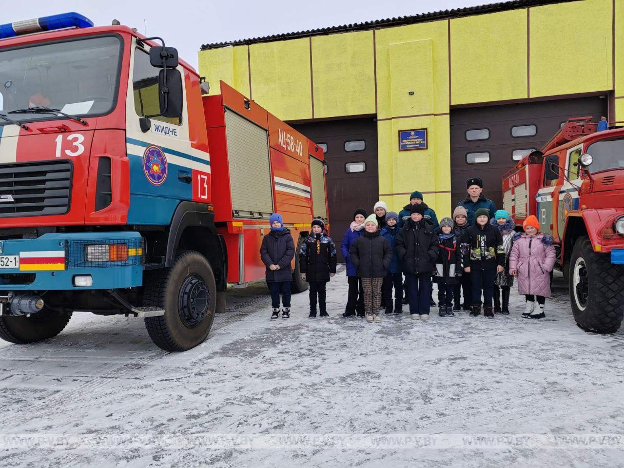 В День спасателя - 19 января - учащиеся 2 и 4 классов ГУО "Жидченская средняя школа" Пинского района посетили пожарный аварийно-спасательный пост № 13.