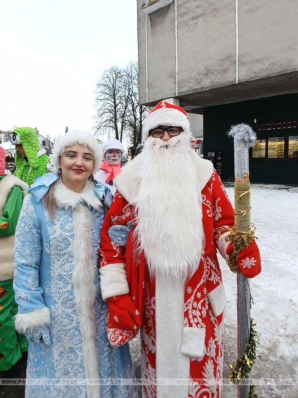 Шествие финалистов VII городского фестиваля-конкурса "Супер Дед Мороз и Супер Снегурочка"