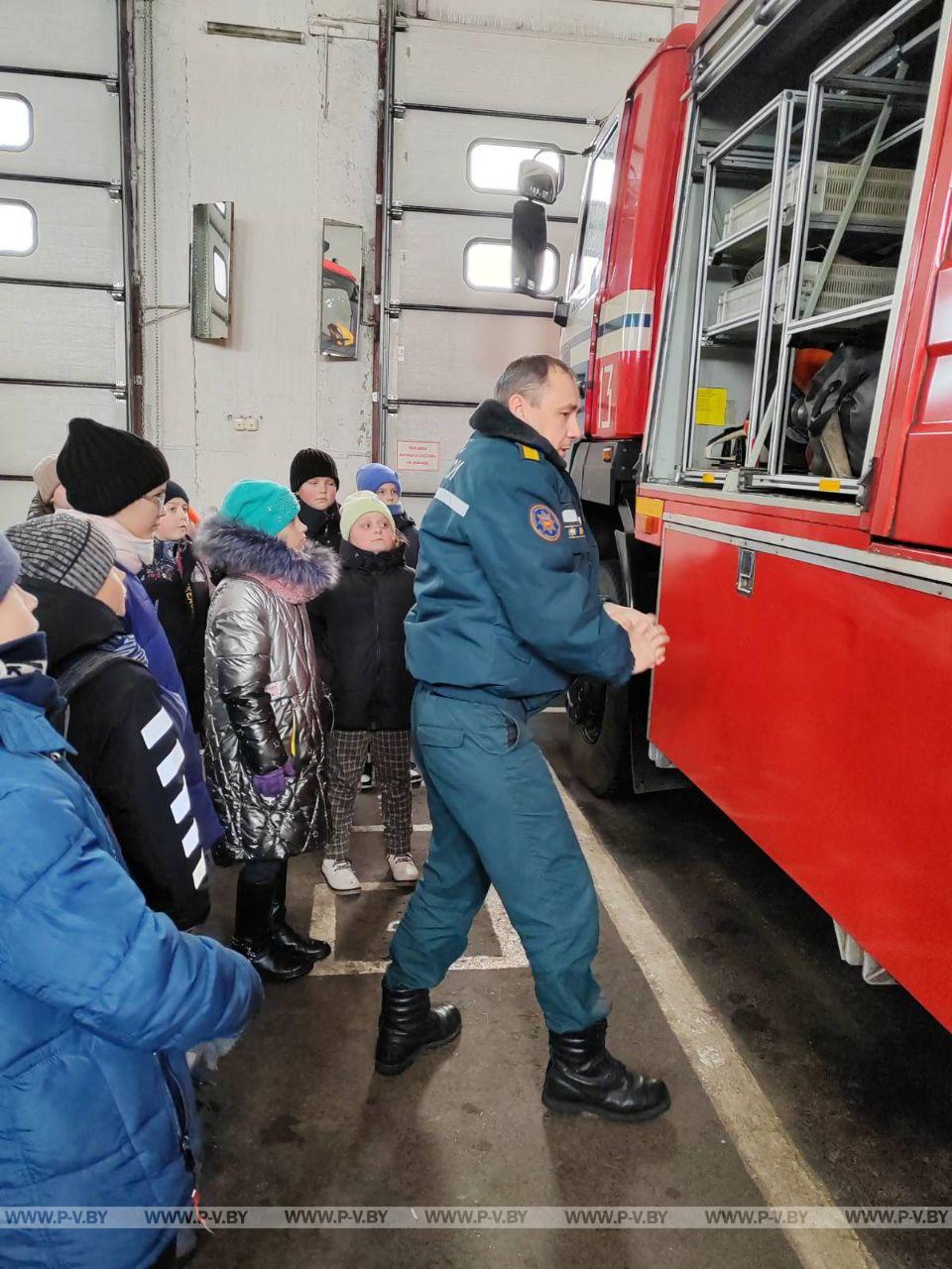 В День спасателя - 19 января - учащиеся 2 и 4 классов ГУО "Жидченская средняя школа" Пинского района посетили пожарный аварийно-спасательный пост № 13.