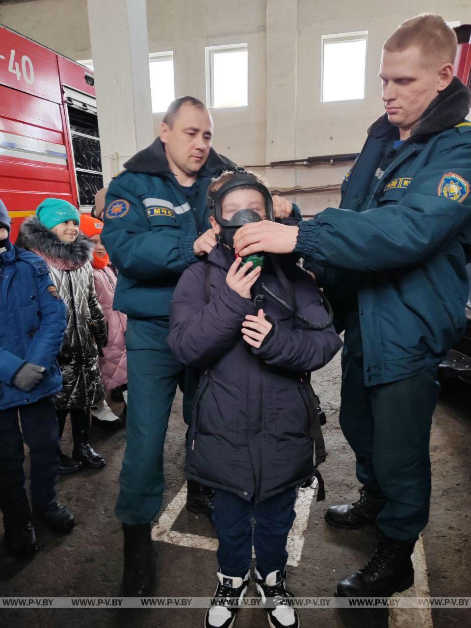 В День спасателя - 19 января - учащиеся 2 и 4 классов ГУО "Жидченская средняя школа" Пинского района посетили пожарный аварийно-спасательный пост № 13.