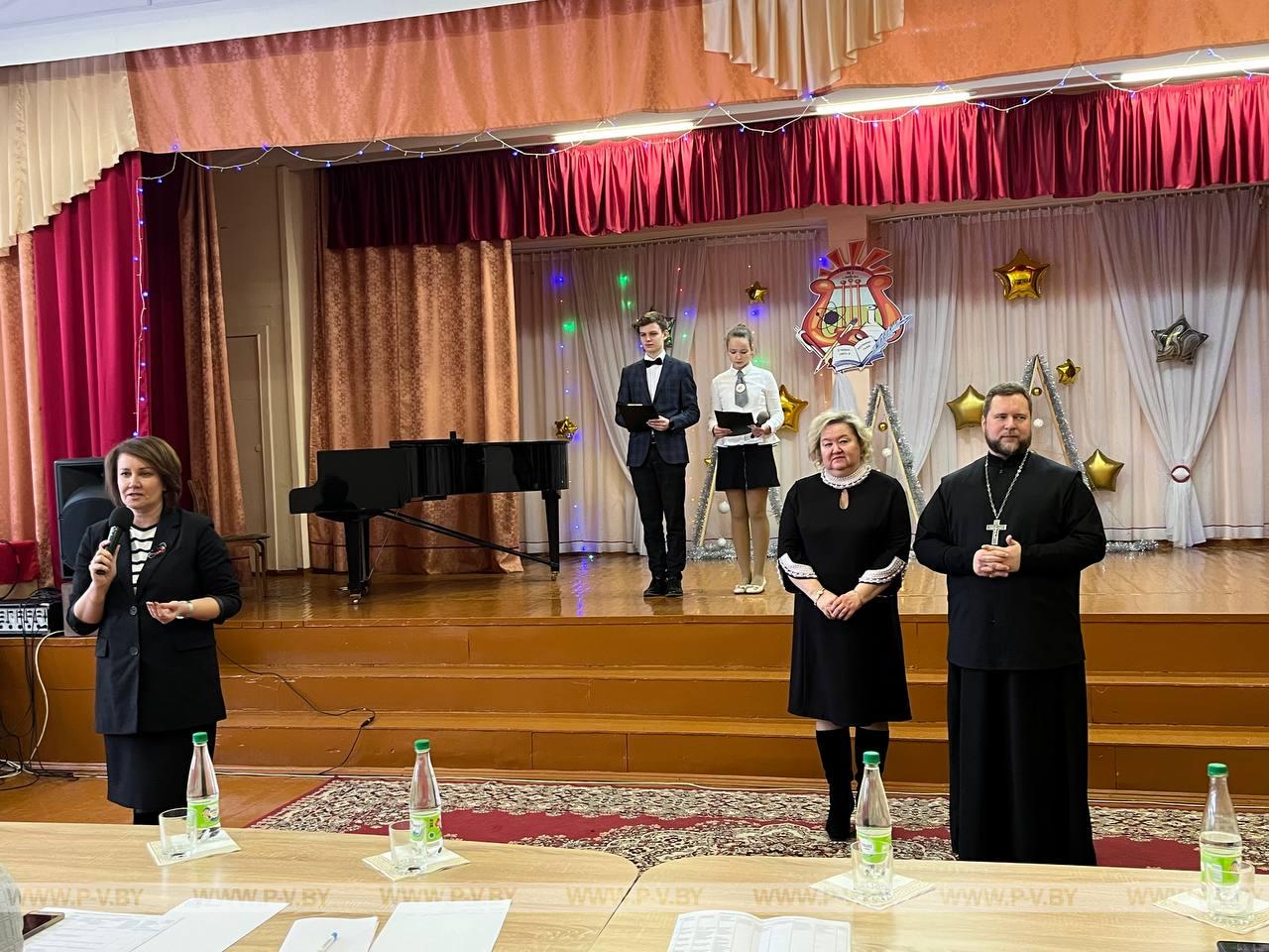 В гимназии №2 прошел городской конкурс чтецов «Христос рождается – славьте!»