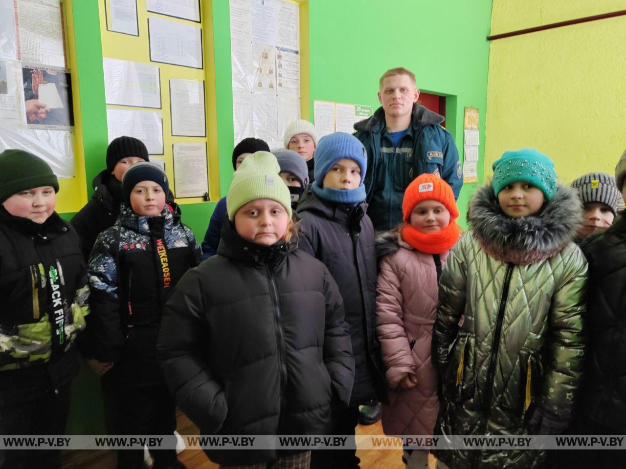 В День спасателя - 19 января - учащиеся 2 и 4 классов ГУО "Жидченская средняя школа" Пинского района посетили пожарный аварийно-спасательный пост № 13.