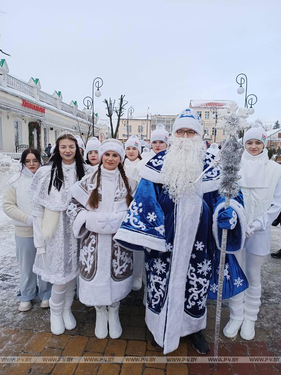 Шествие финалистов VII городского фестиваля-конкурса "Супер Дед Мороз и Супер Снегурочка"