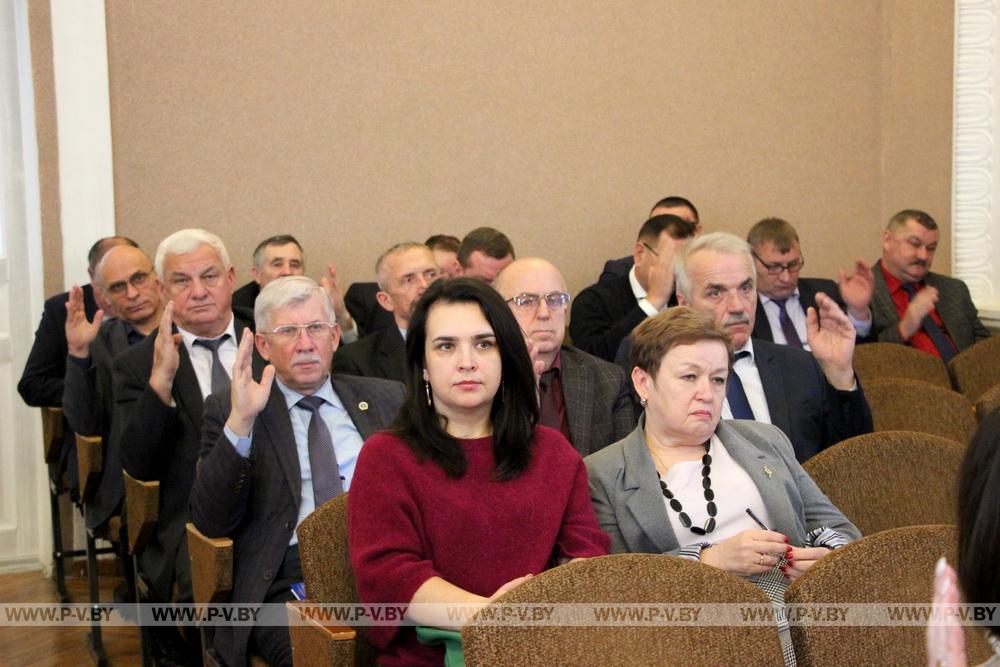 На сессии Пинского райсовета депутатов обсудили прогноз развития, бюджет района на 2024 год, а также поощрили самых активных