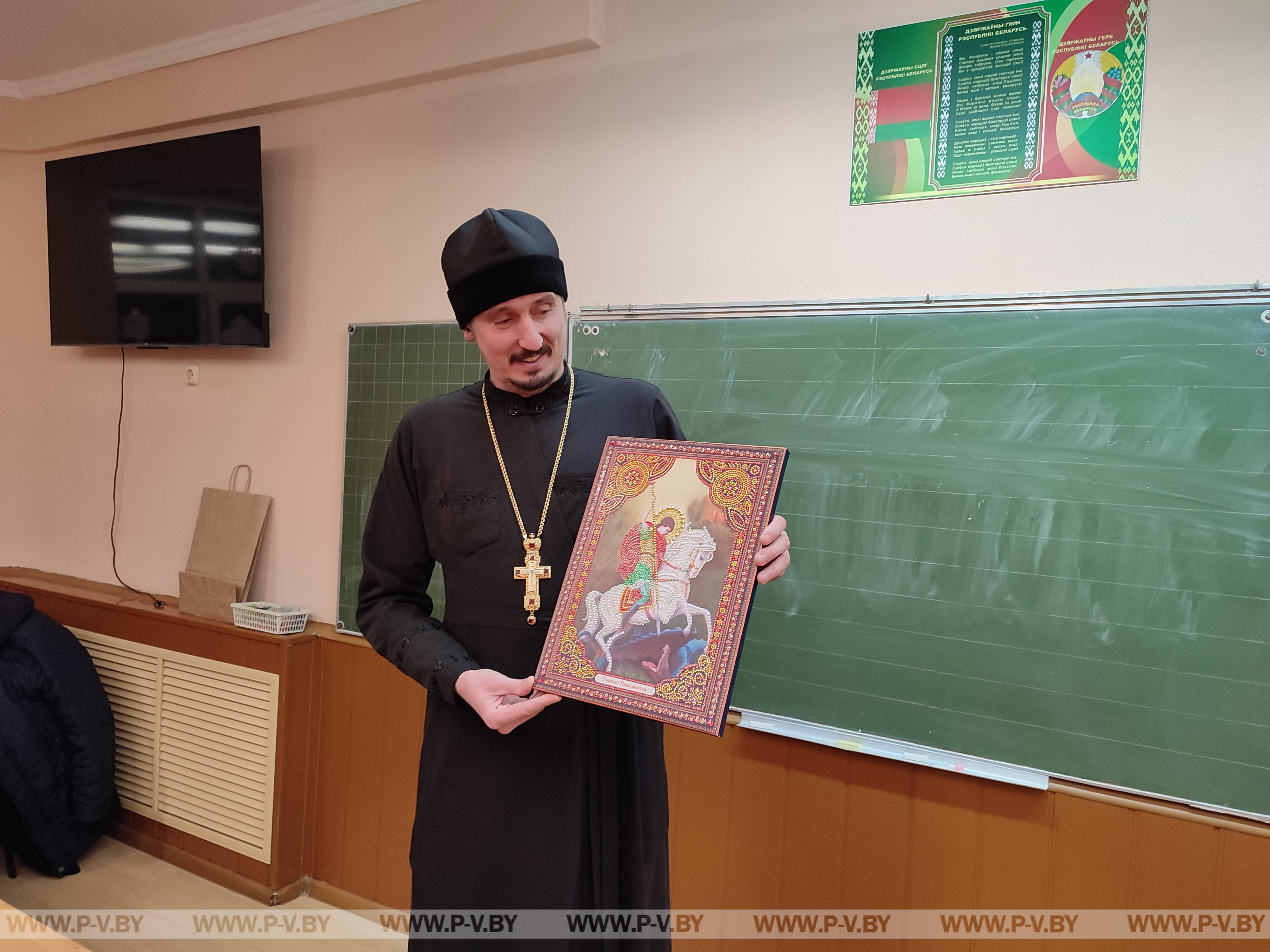 В преддверии рождественских праздников военно-патриотическому клубу «Щит Полесья» подарили икону
