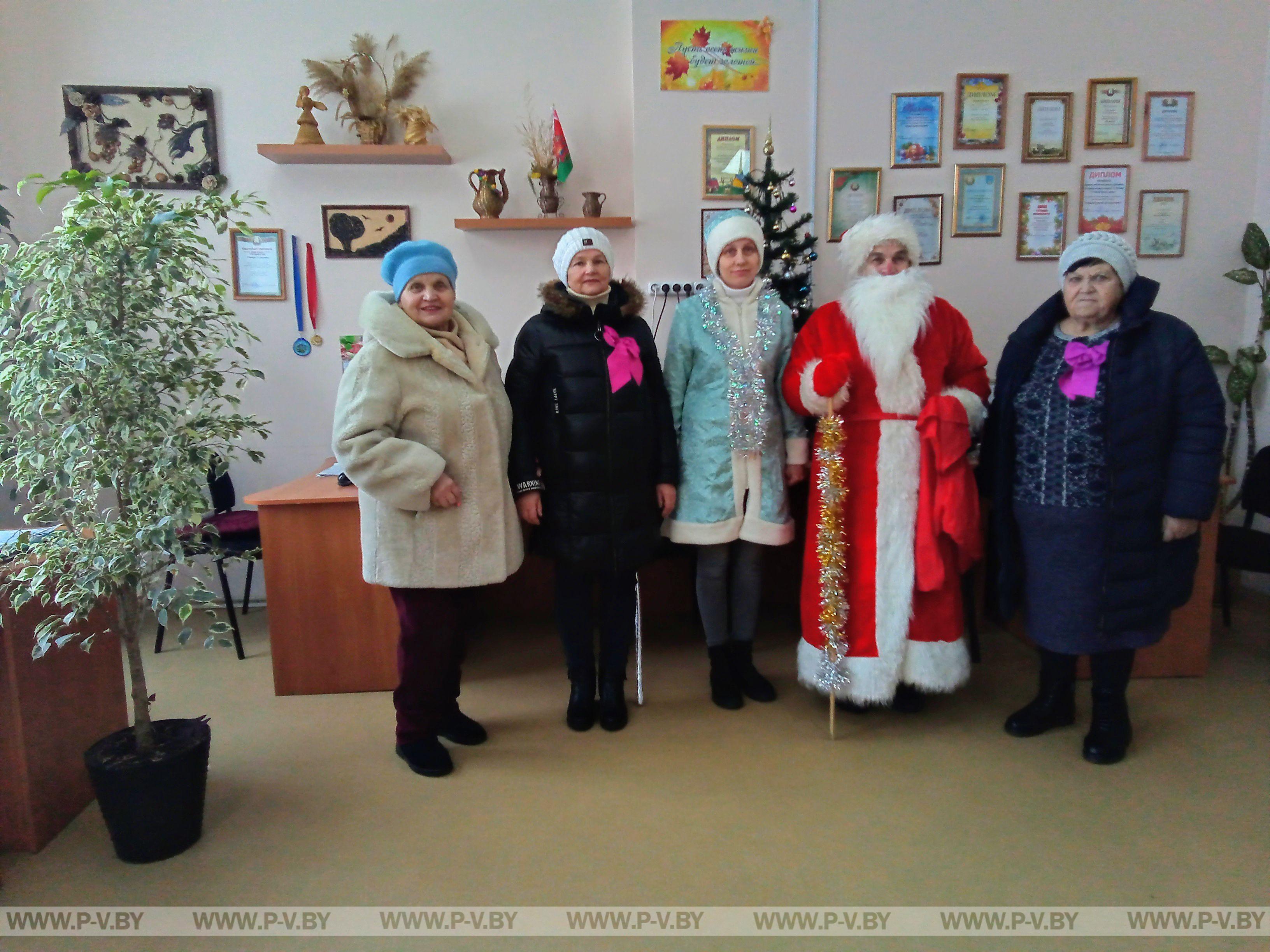 В городском поселке Логишин, «серебряные» волонтеры поздравили с наступившим Новым годом и грядущим Рождеством Христовым людей зрелого возраста