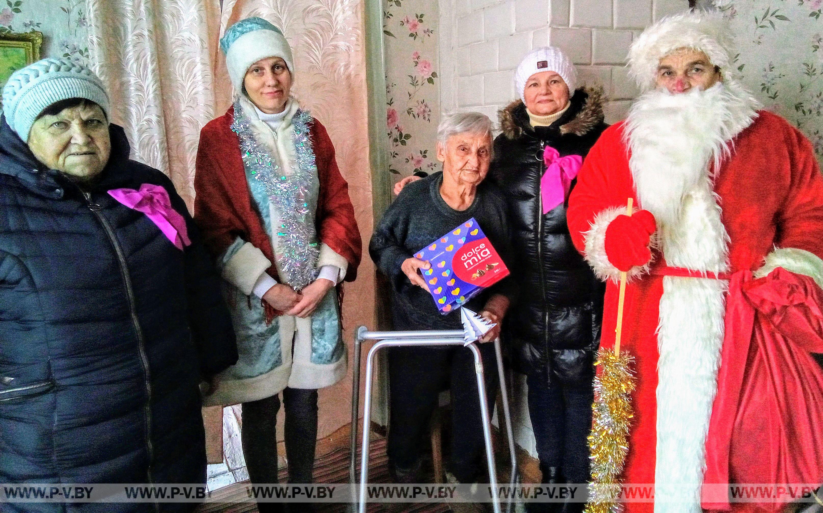 В городском поселке Логишин, «серебряные» волонтеры поздравили с наступившим Новым годом и грядущим Рождеством Христовым людей зрелого возраста