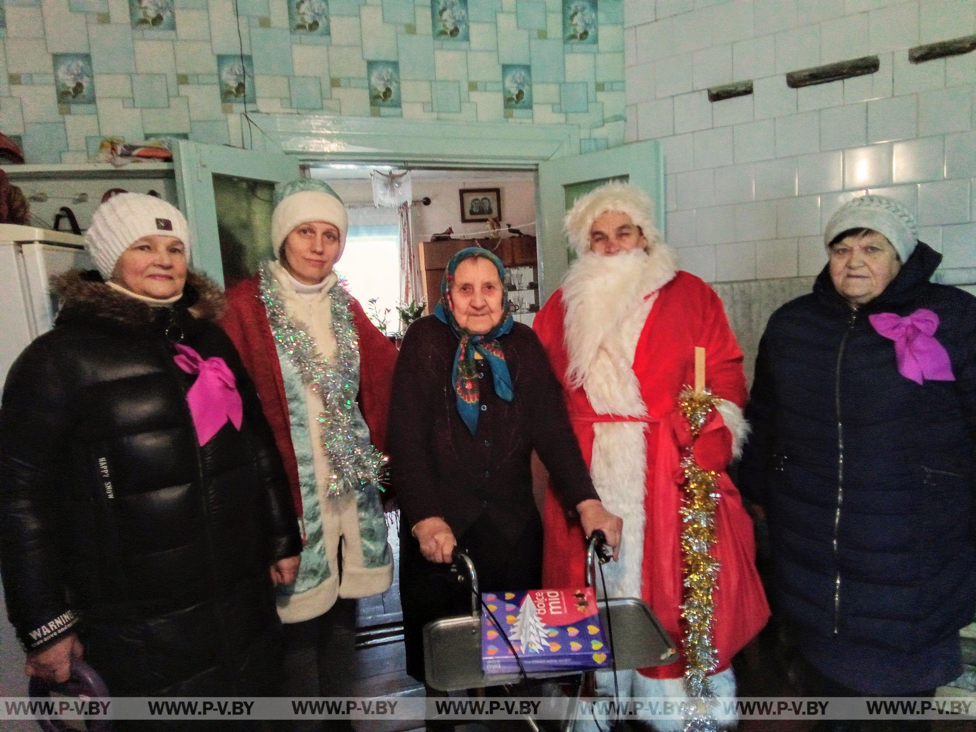 В городском поселке Логишин, «серебряные» волонтеры поздравили с наступившим Новым годом и грядущим Рождеством Христовым людей зрелого возраста