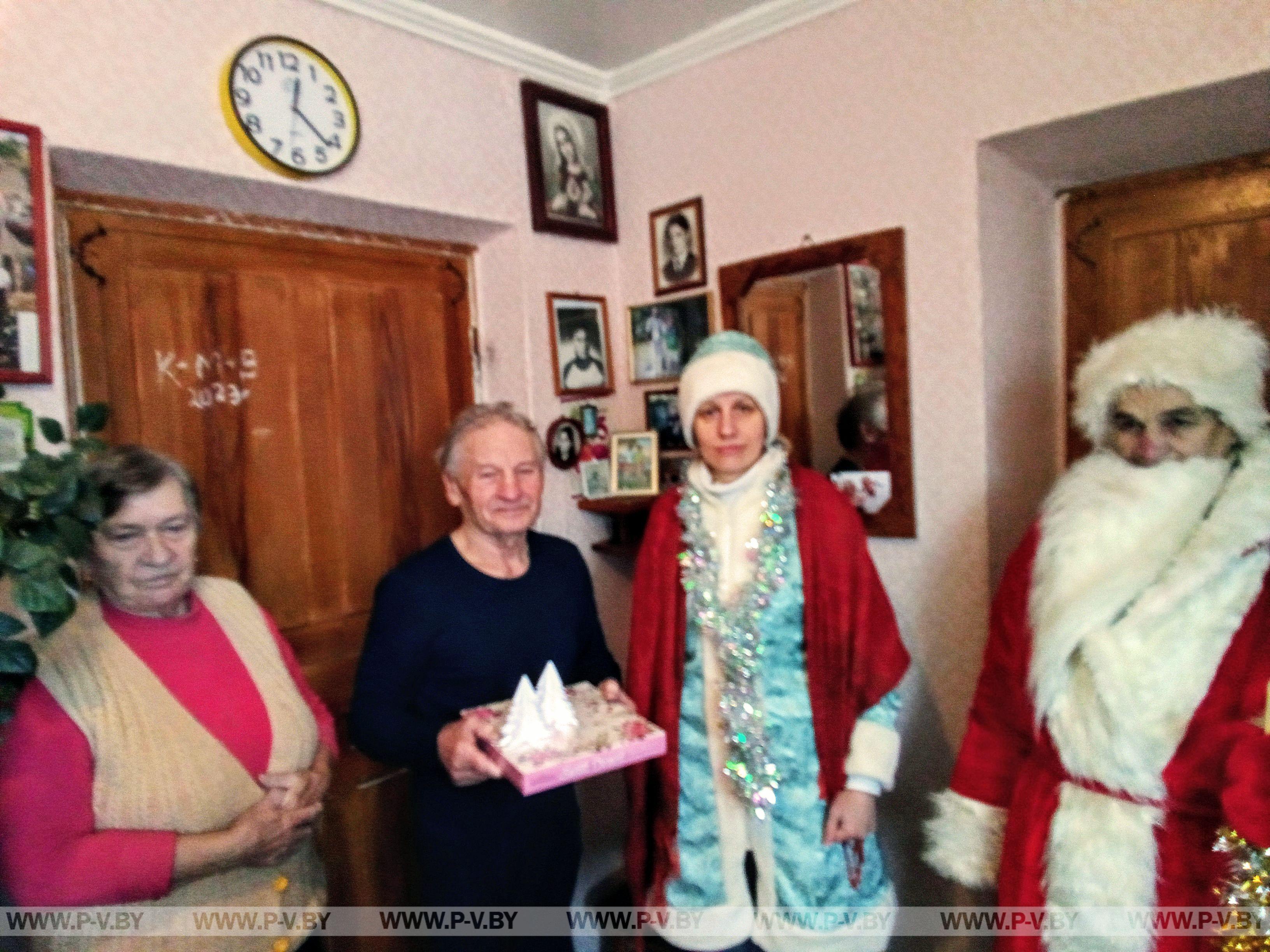 В городском поселке Логишин, «серебряные» волонтеры поздравили с наступившим Новым годом и грядущим Рождеством Христовым людей зрелого возраста