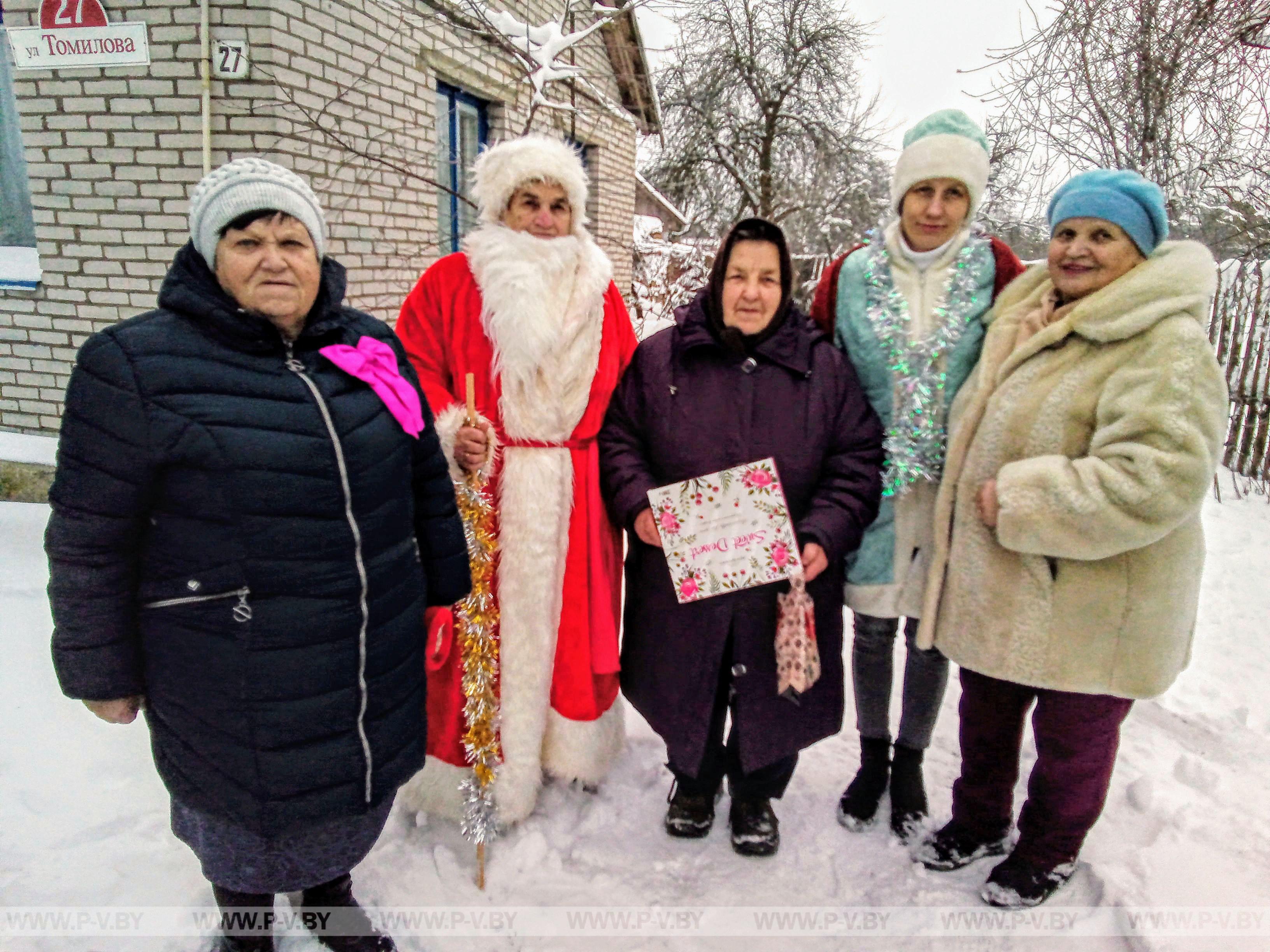 В городском поселке Логишин, «серебряные» волонтеры поздравили с наступившим Новым годом и грядущим Рождеством Христовым людей зрелого возраста