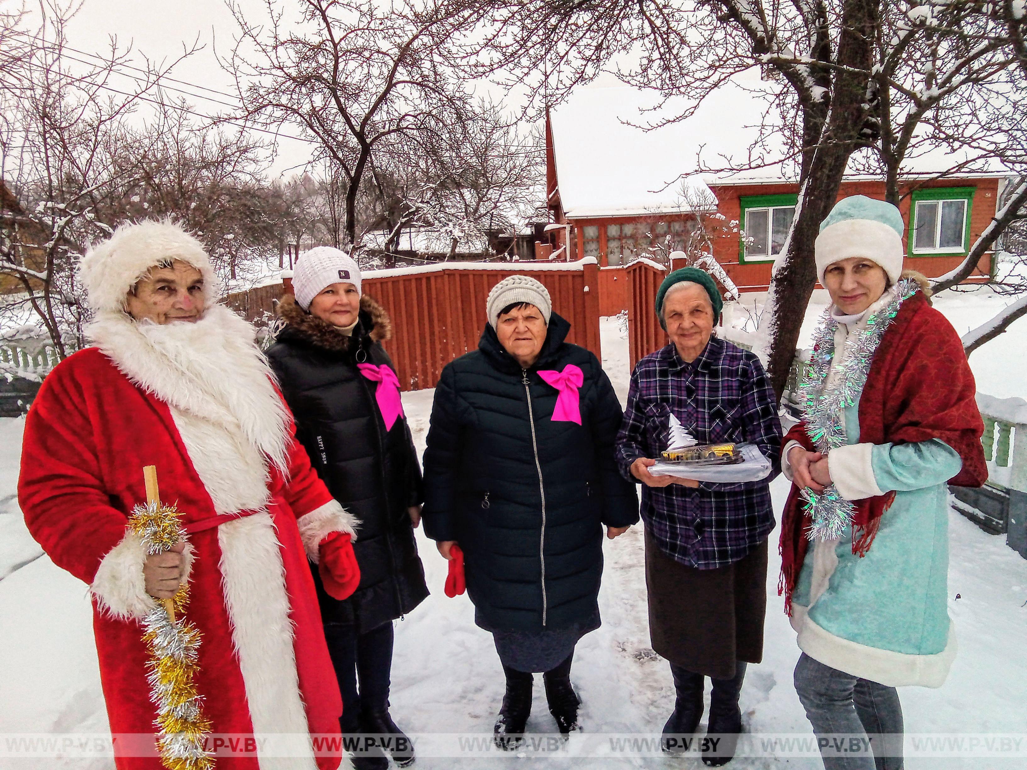 В городском поселке Логишин, «серебряные» волонтеры поздравили с наступившим Новым годом и грядущим Рождеством Христовым людей зрелого возраста