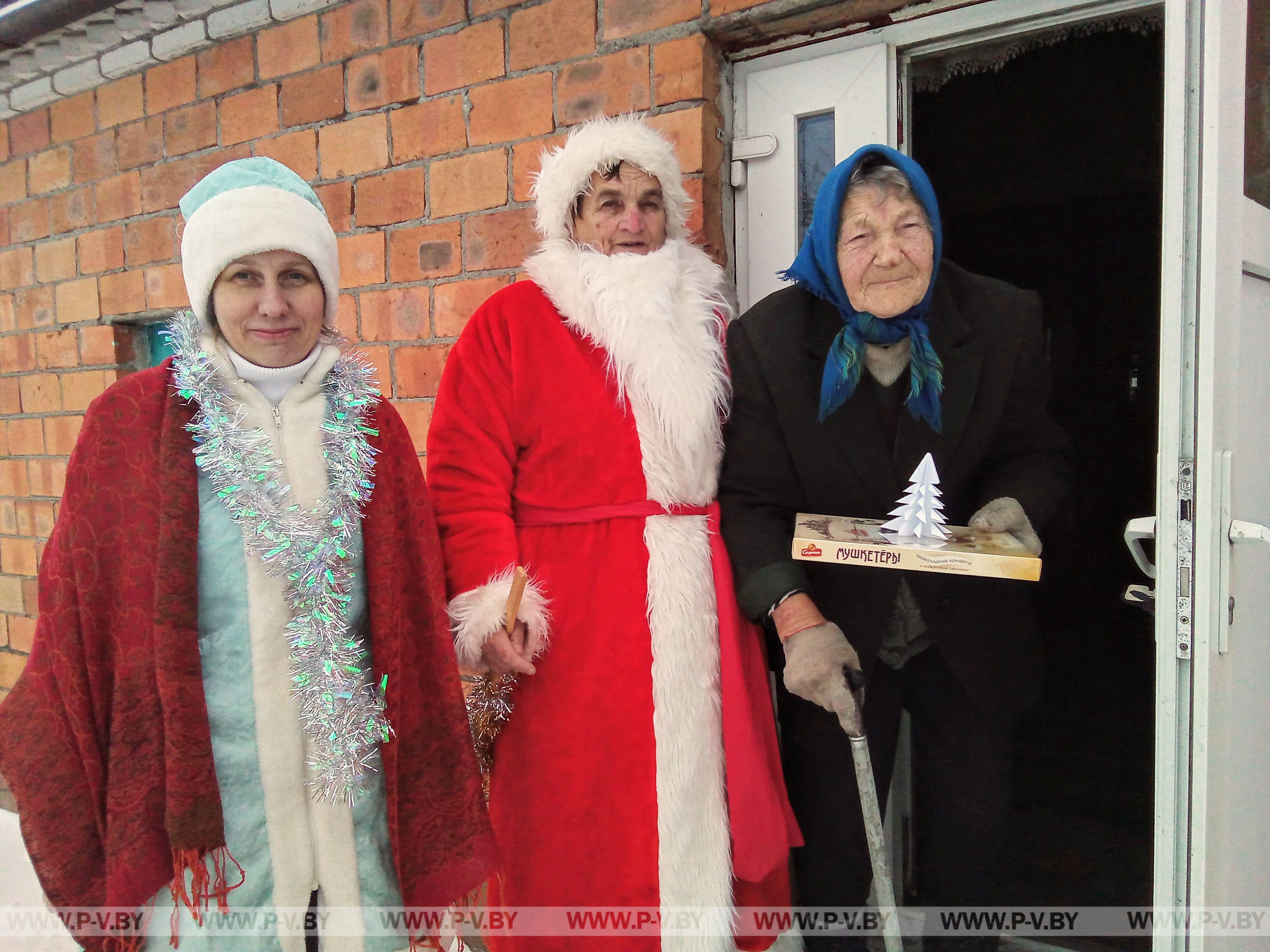 В городском поселке Логишин, «серебряные» волонтеры поздравили с наступившим Новым годом и грядущим Рождеством Христовым людей зрелого возраста