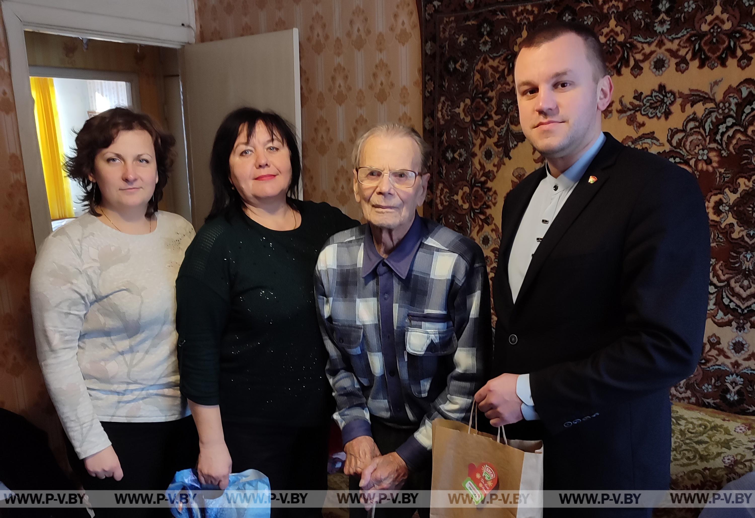 В рамках акции «От всей души» пожилых пинчан поздравляли на дому В рамках акции «От всей души» пожилых пинчан поздравляли на дому