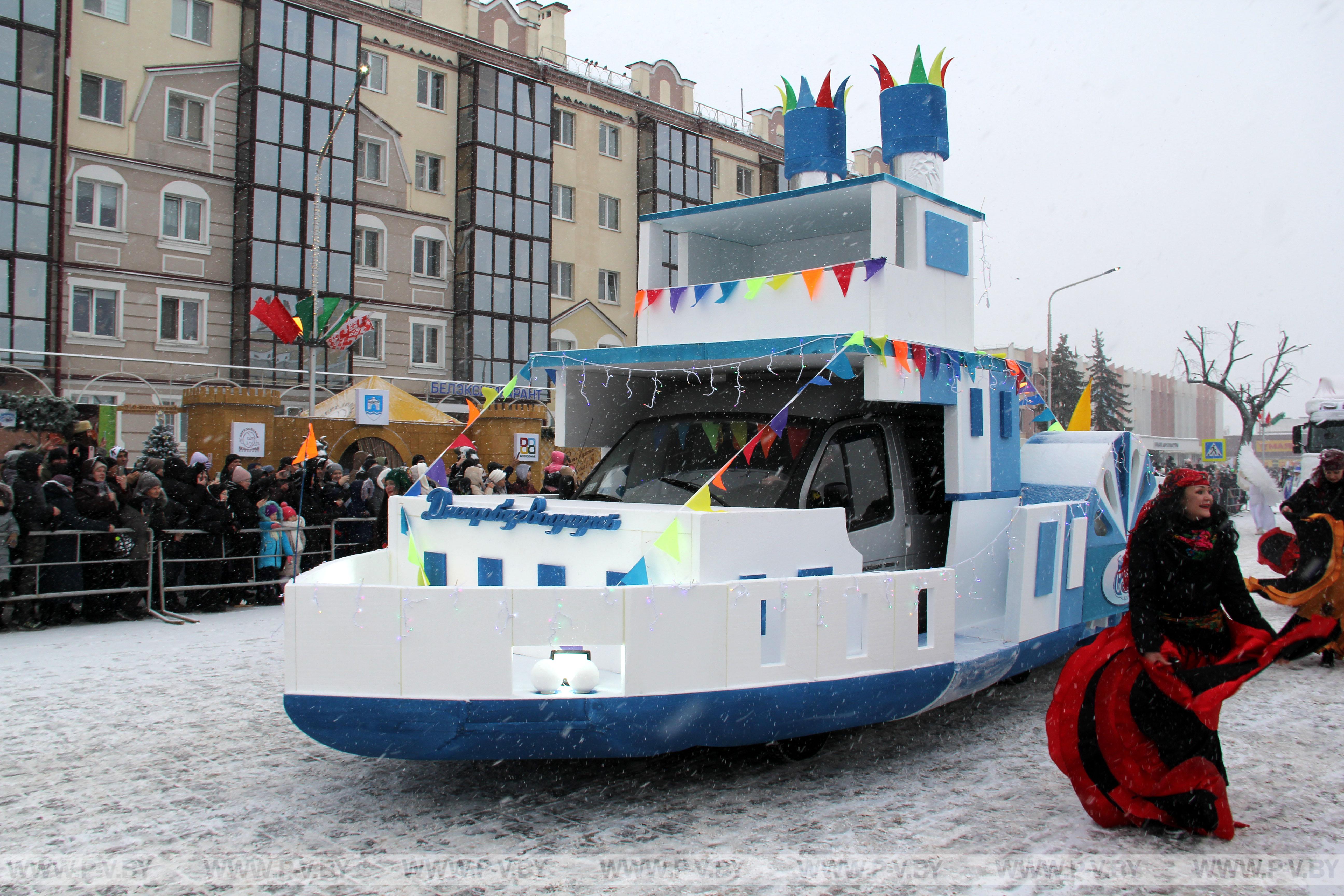 Увидели самое яркое событие областного фестиваля-ярмарки «Берестейские сани» - карнавальное шествие стилизованных автомашин и парад Дедов Морозов и Снегурочек