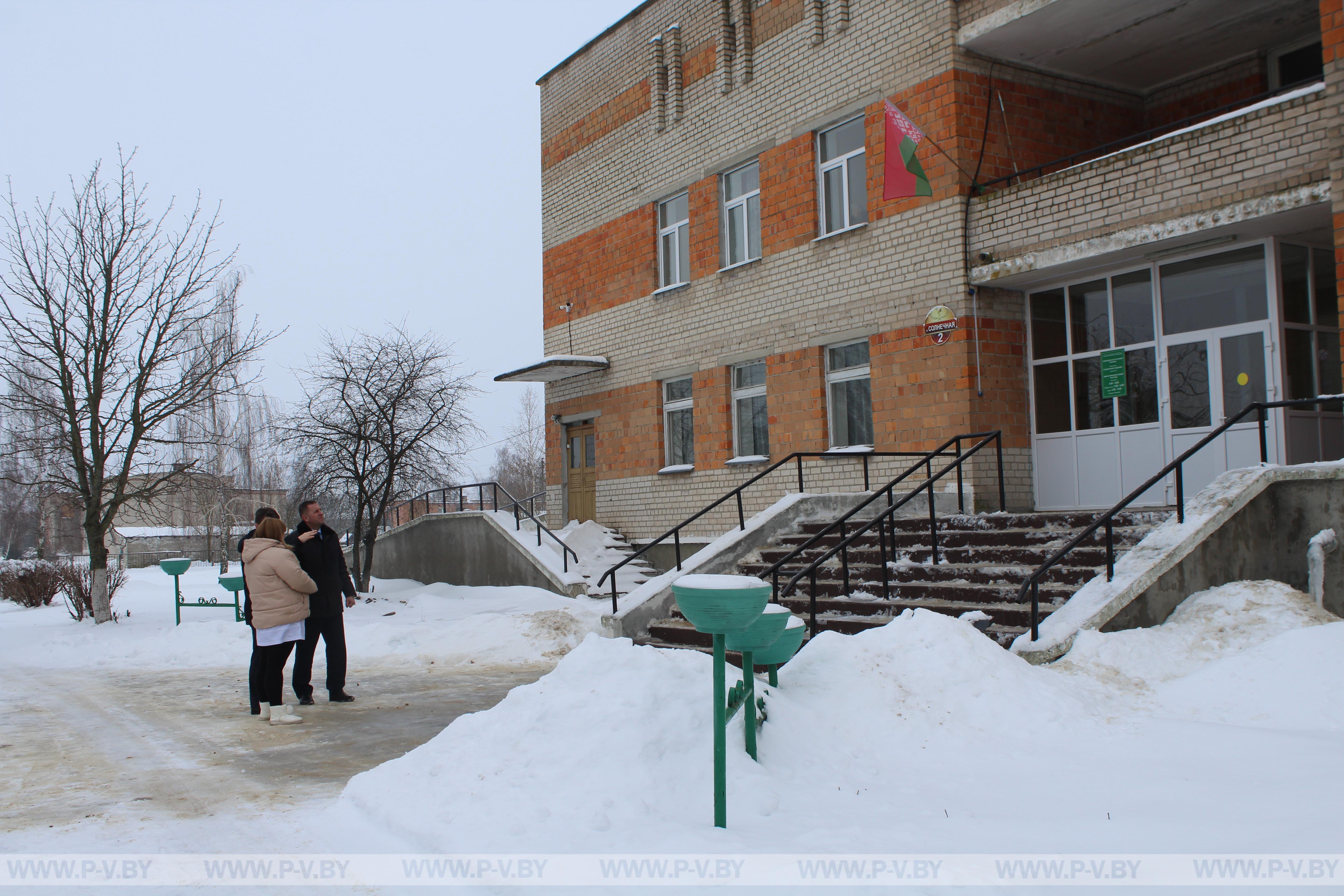 С наилучшими пожеланиями и подарками для пациентов представители городской власти приехали в Лемешевичскую участковую больницу