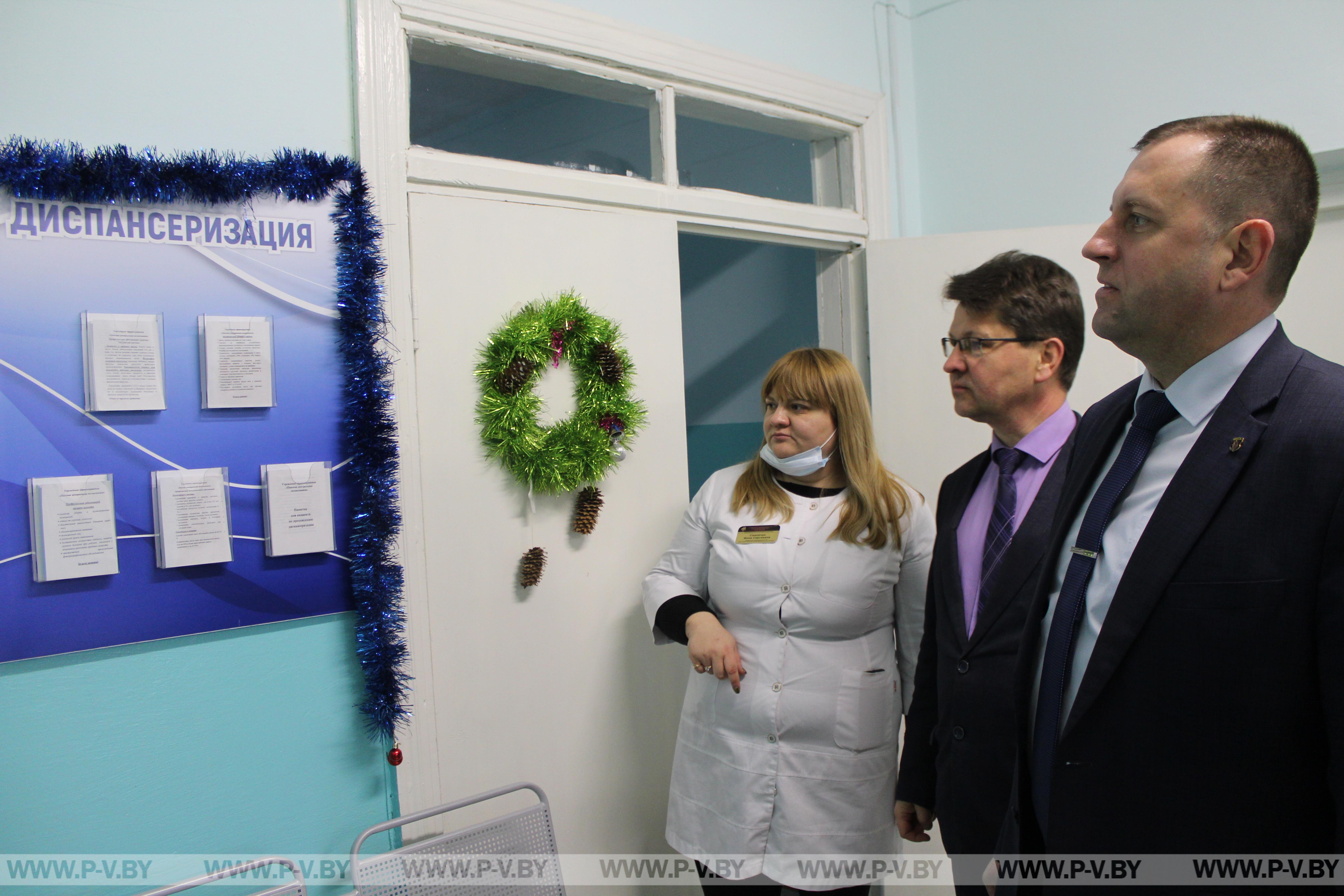 С наилучшими пожеланиями и подарками для пациентов представители городской власти приехали в Лемешевичскую участковую больницу