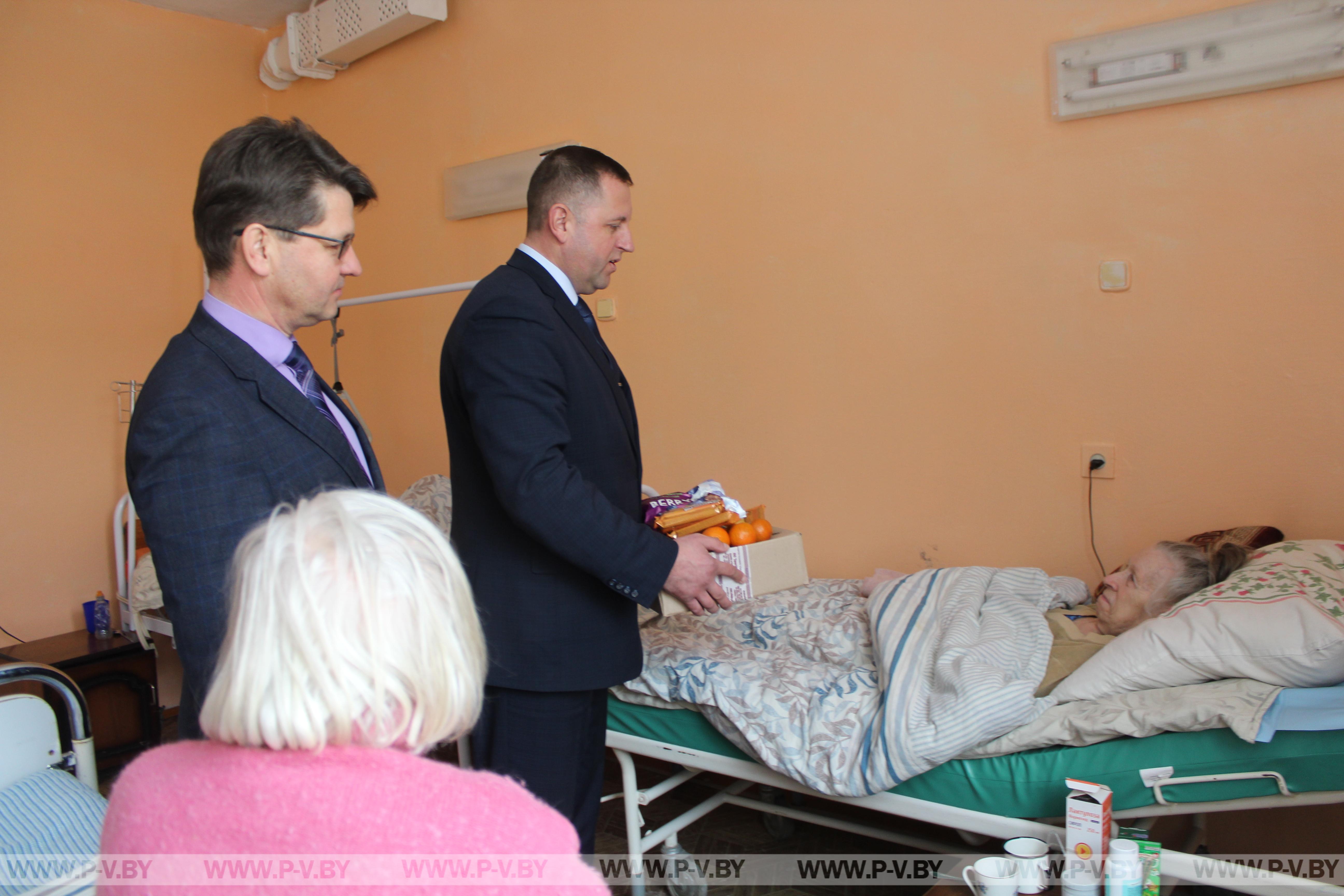 С наилучшими пожеланиями и подарками для пациентов представители городской власти приехали в Лемешевичскую участковую больницу