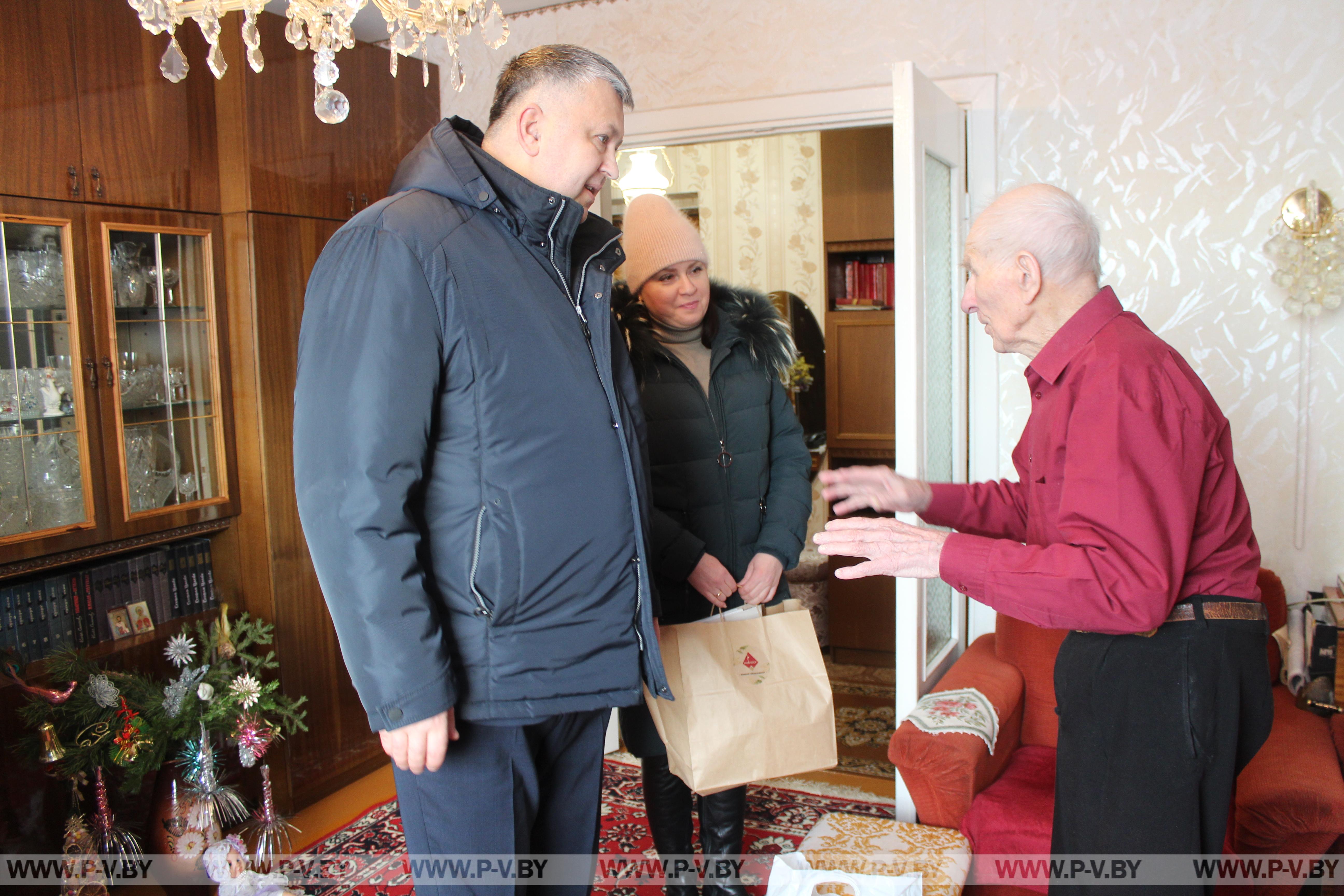 Вместе с руководством мясокомбината посетили на дому участника Великой Отечественной войны