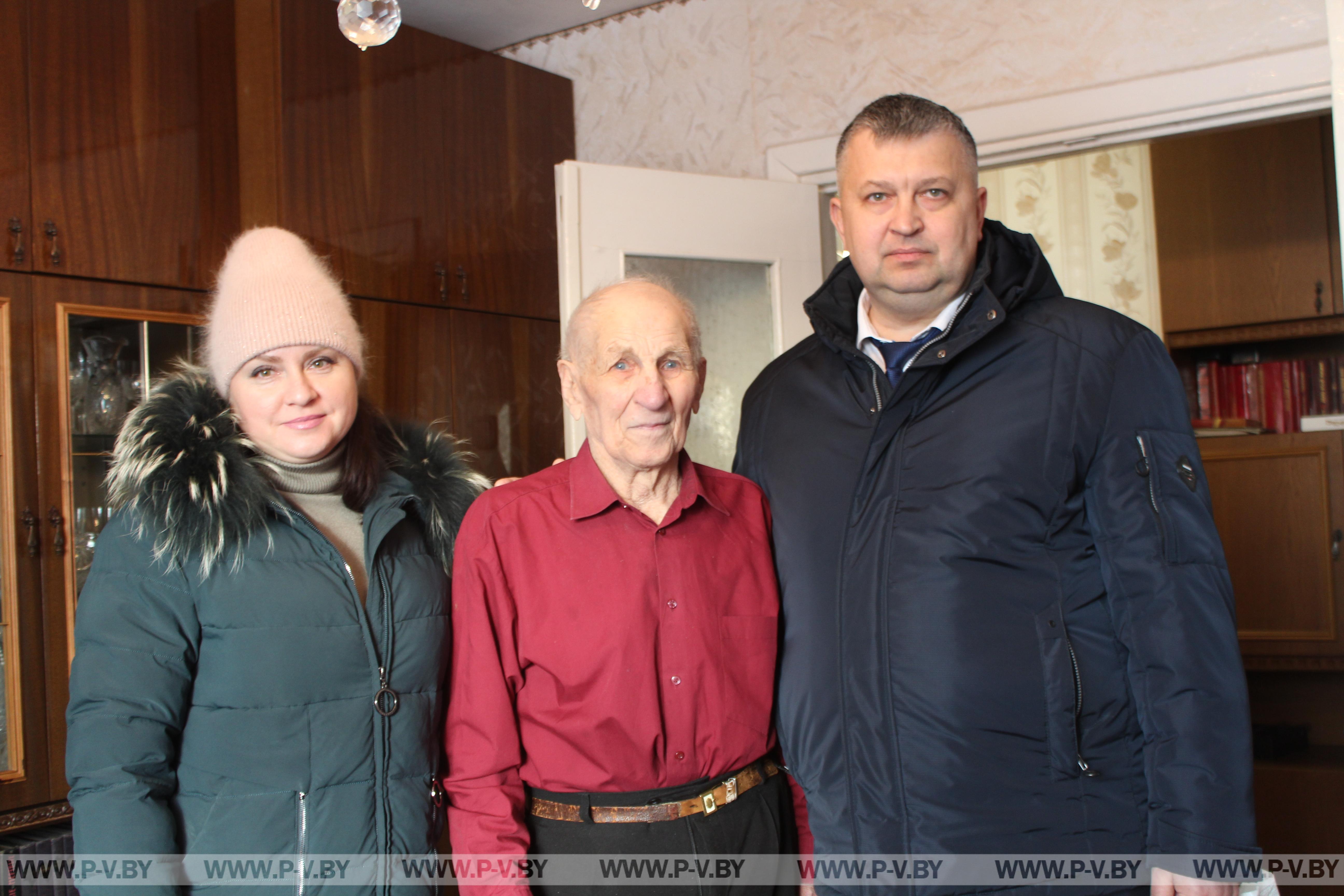 Вместе с руководством мясокомбината посетили на дому участника Великой Отечественной войны