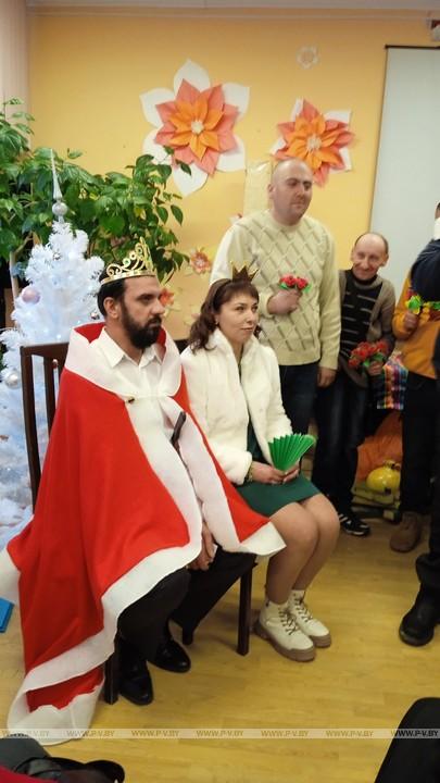 Праздничное представление «Новогодние пожелания» прошло для посетителей отделения социальной реабилитации, абилитации инвалидов ГУ «ТЦСОН Пинского района» 2024г