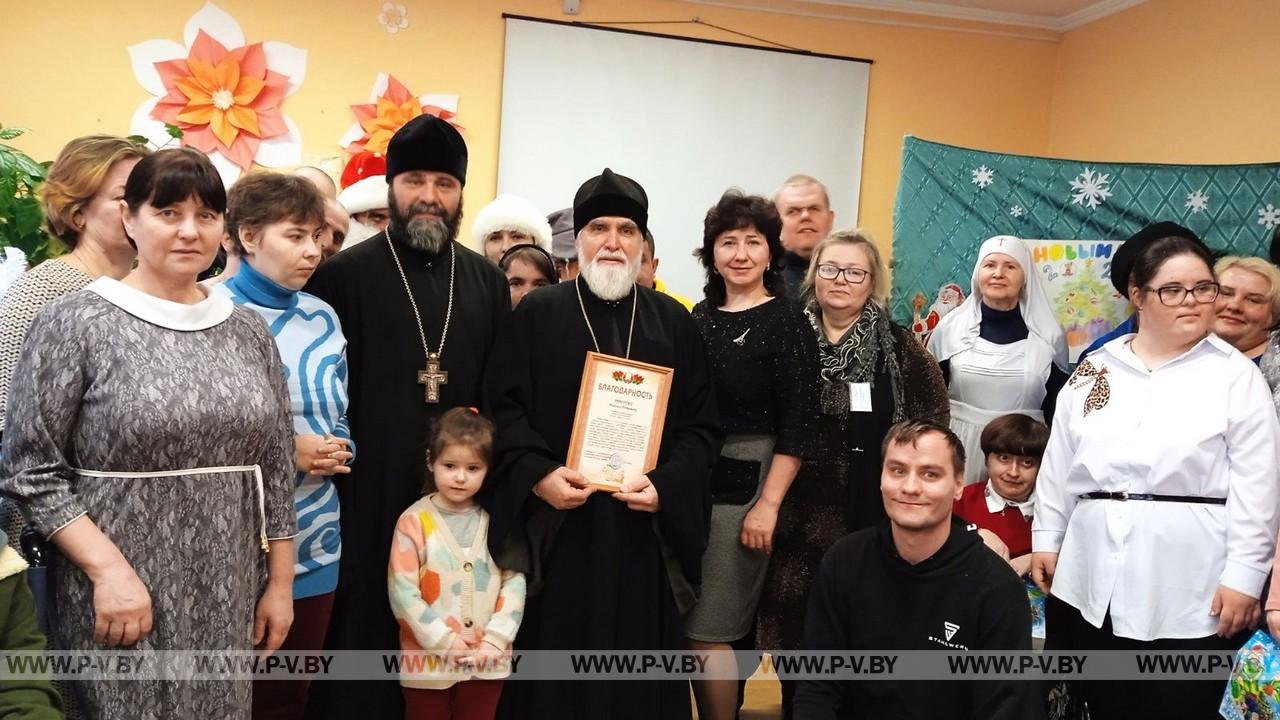 Праздничное представление «Новогодние пожелания» прошло для посетителей отделения социальной реабилитации, абилитации инвалидов ГУ «ТЦСОН Пинского района» 2024г